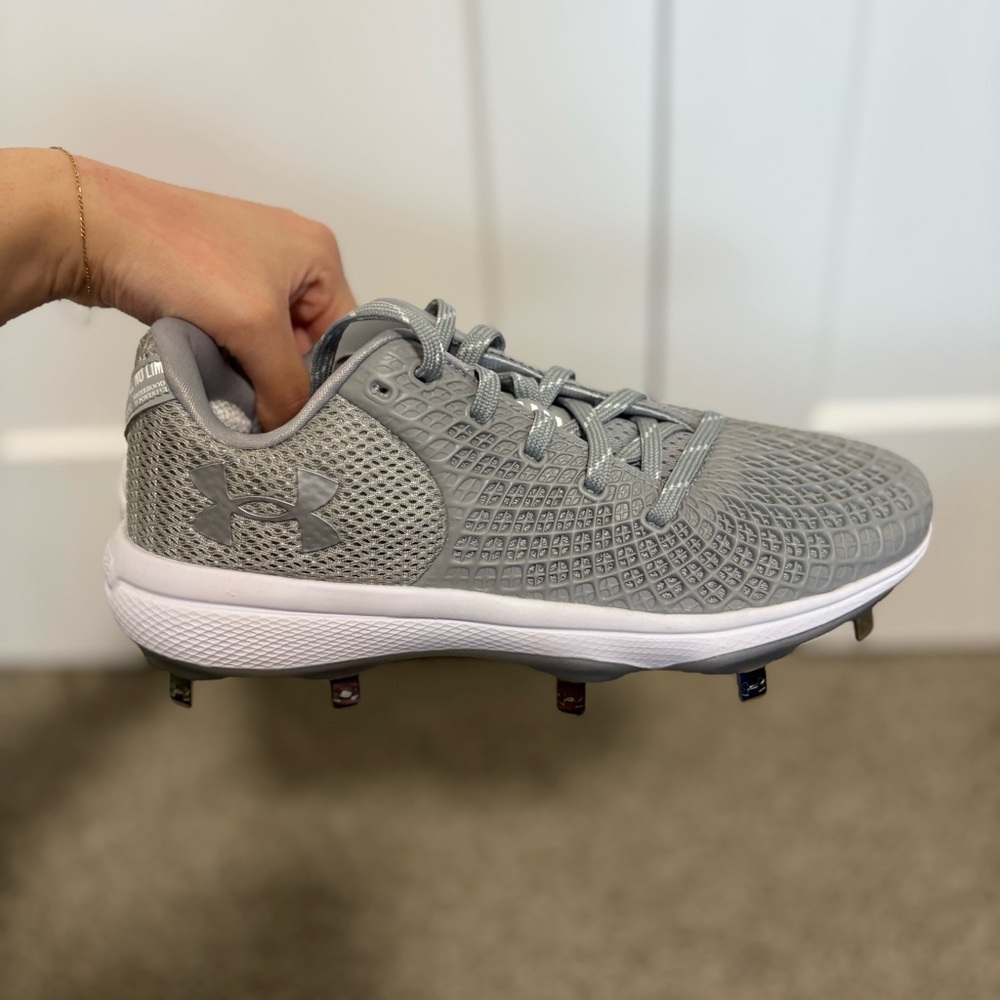 Under Armour Silver Outdoor Soccer Cleats Sneakers Women's Size 8